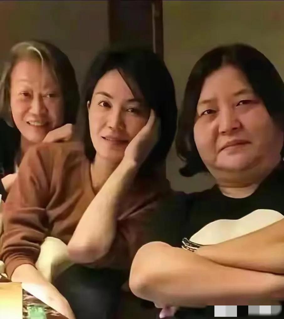 56岁的王菲与老闺蜜聚餐照曝光：画面中的天后头发乌黑浓密，气色盈和，目光如霖，皮