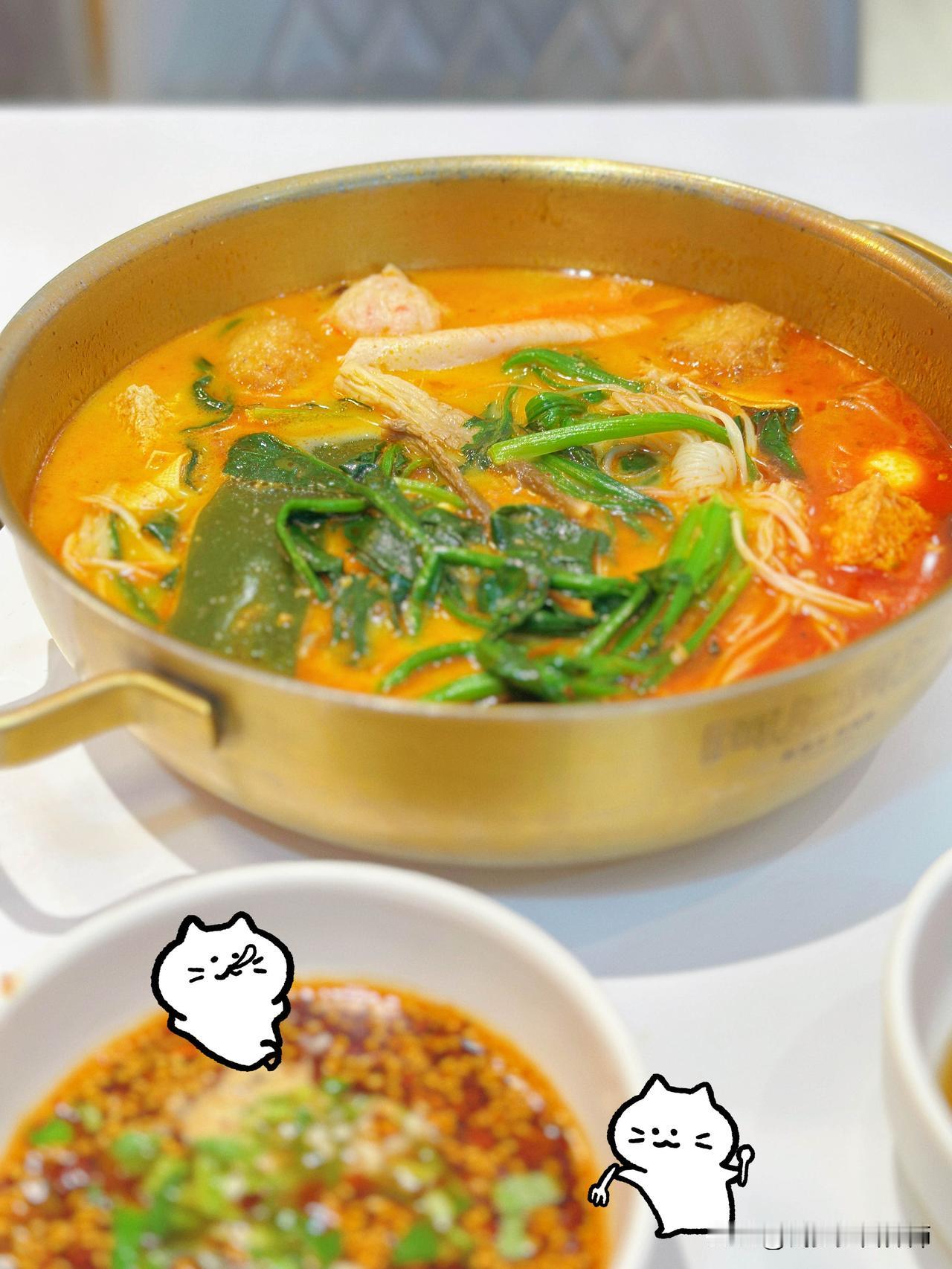 煮麻辣烫的时候一定要放豆腐，感觉各种食材混搭在一起，好吃～
看看我中午就吃的麻辣