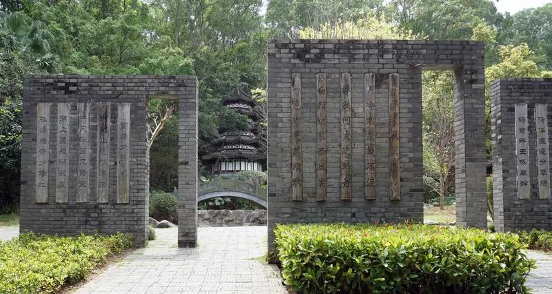 深圳园博园，真的把深圳的美体现得淋漓尽致。
一进园，满眼都是绿色，各种奇花异草争