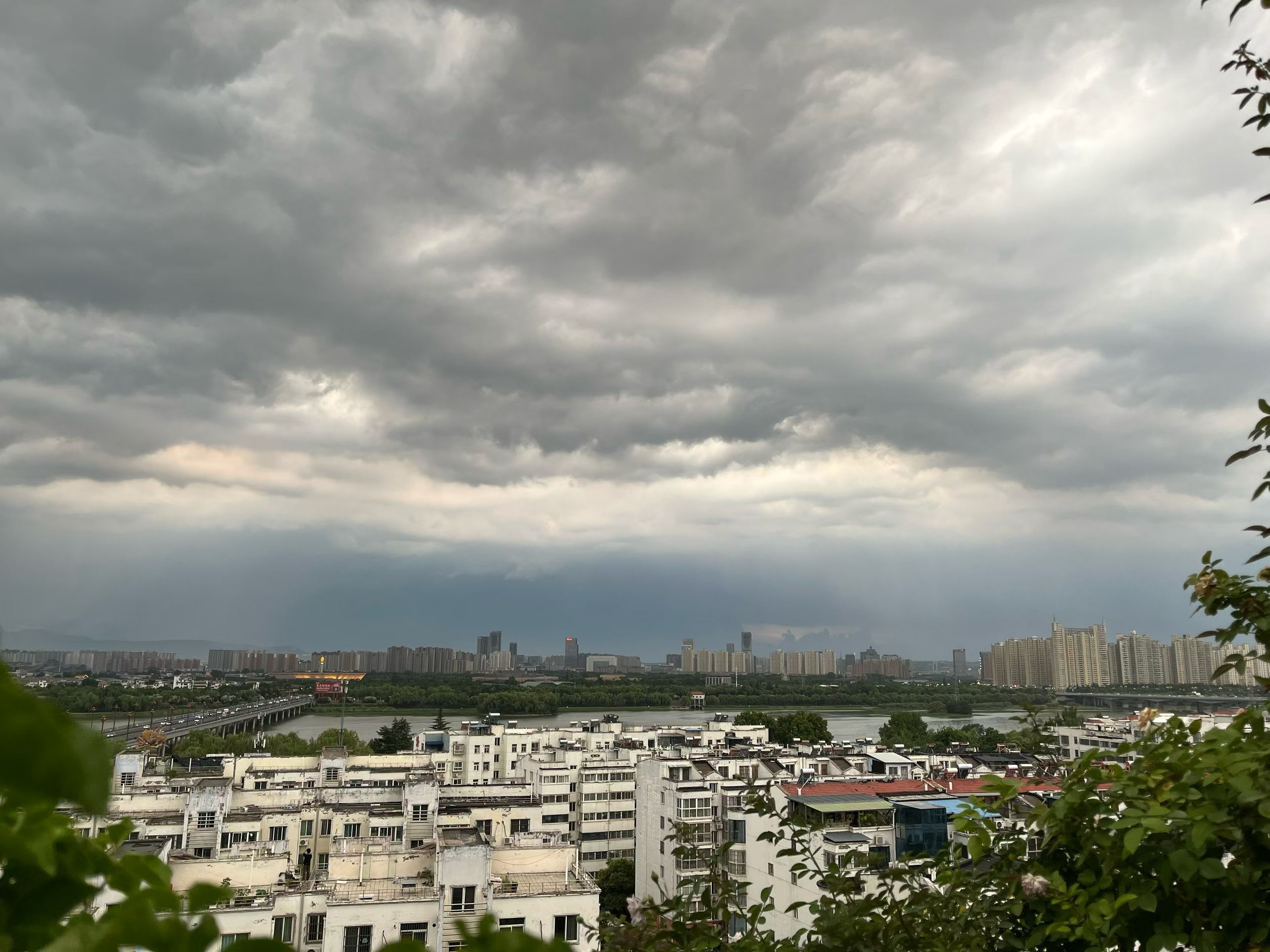 暴风雨的前奏 