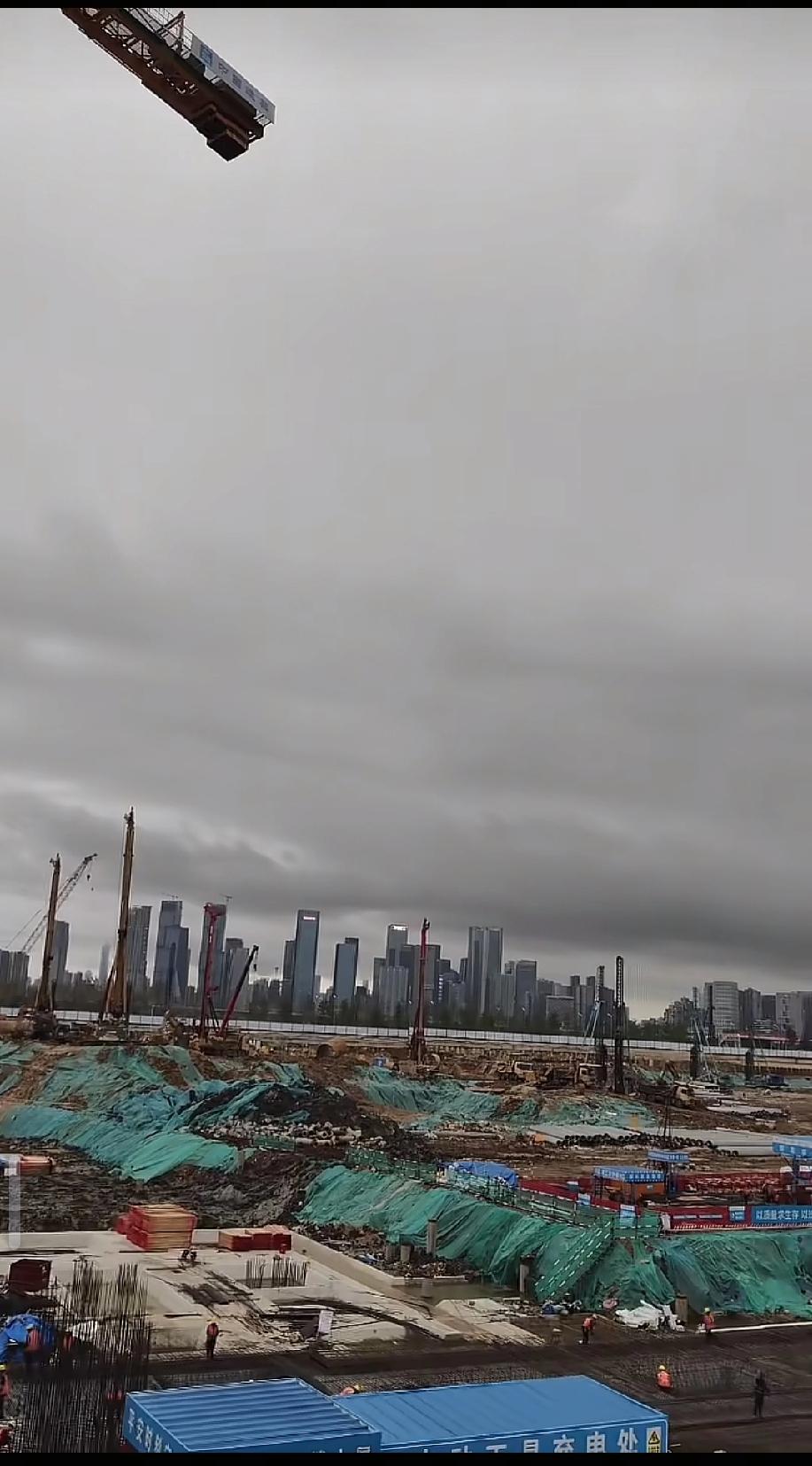 天天下雨，工地的建设进度会不会有影响?
腾讯总部大楼推进顺利，这么大的商业体，在