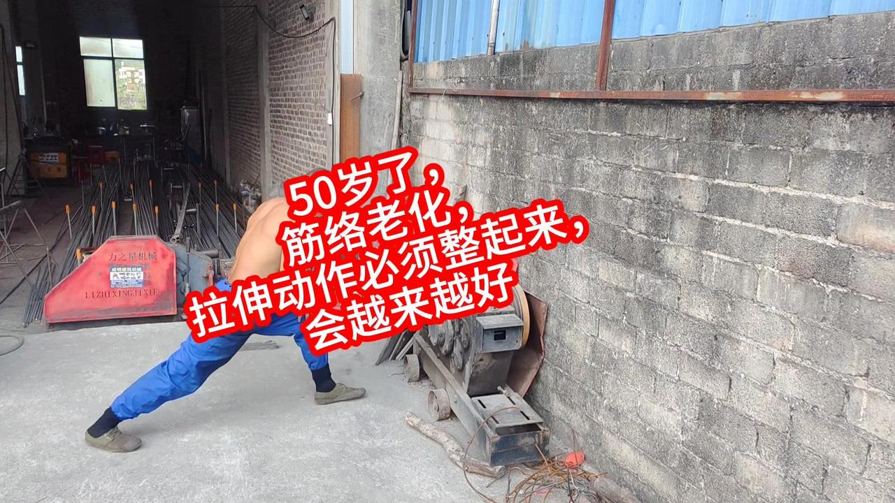 50岁后身体明显感觉僵硬，最近坚持练这些拉伸动作，身体轻盈了不少！
1️⃣颈部拉