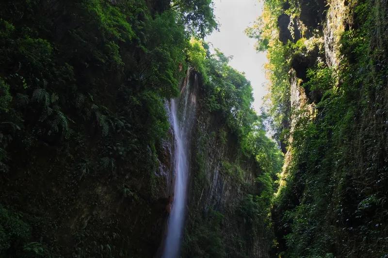 《临江仙·高山流水逸韵》
 
翠岭连绵云雾绕，危峰竞耸苍穹。清泉奔泻若惊鸿。玉珠