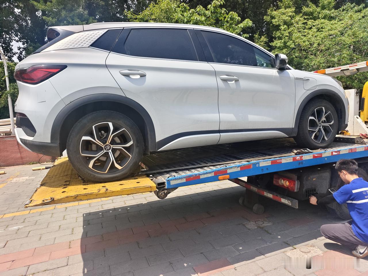 等了三小时来的拖车，现在坏车的太多了，去4S店看下啥情况，说我编的，我也是服了，