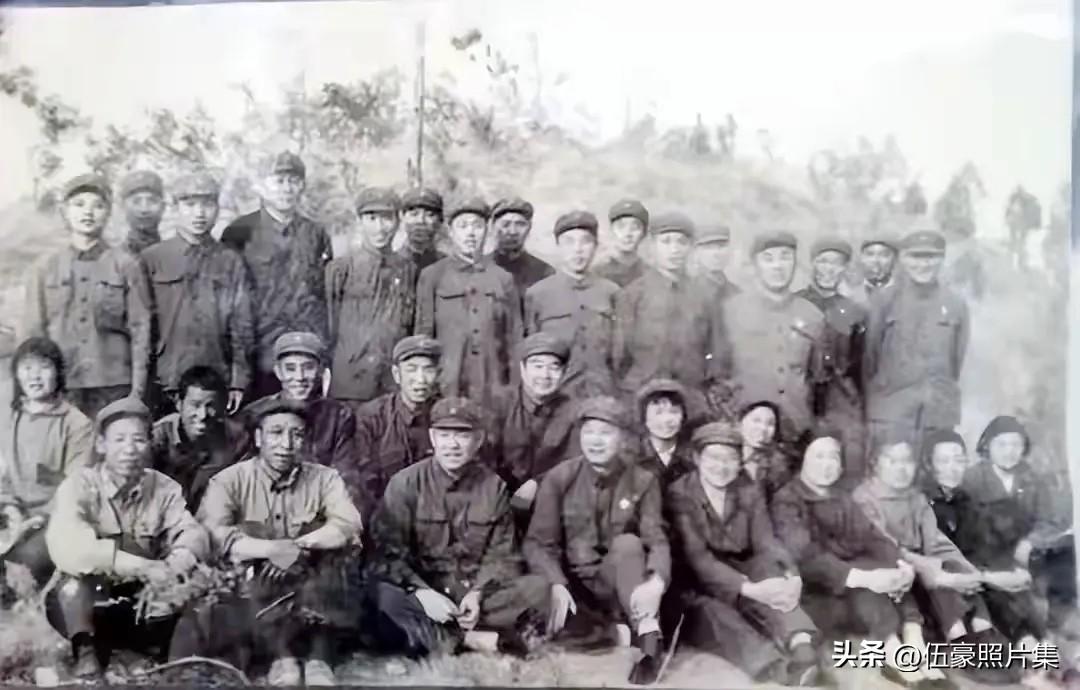 1971年春天，毛主席女儿李敏（前排左五）到河北保定第38军驻地探望丈夫孔令华（