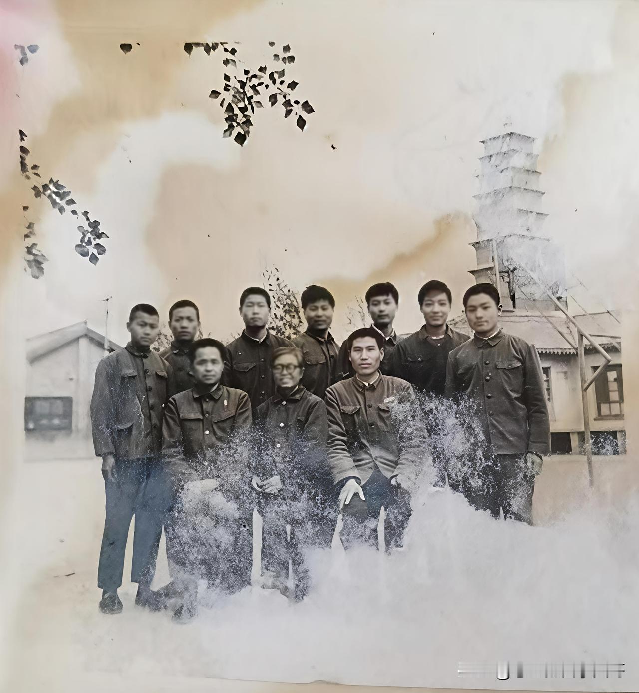 这是一张高中部分同学与班主任老师和化学老师，政治老师的合影。
照片里虽然没有我的