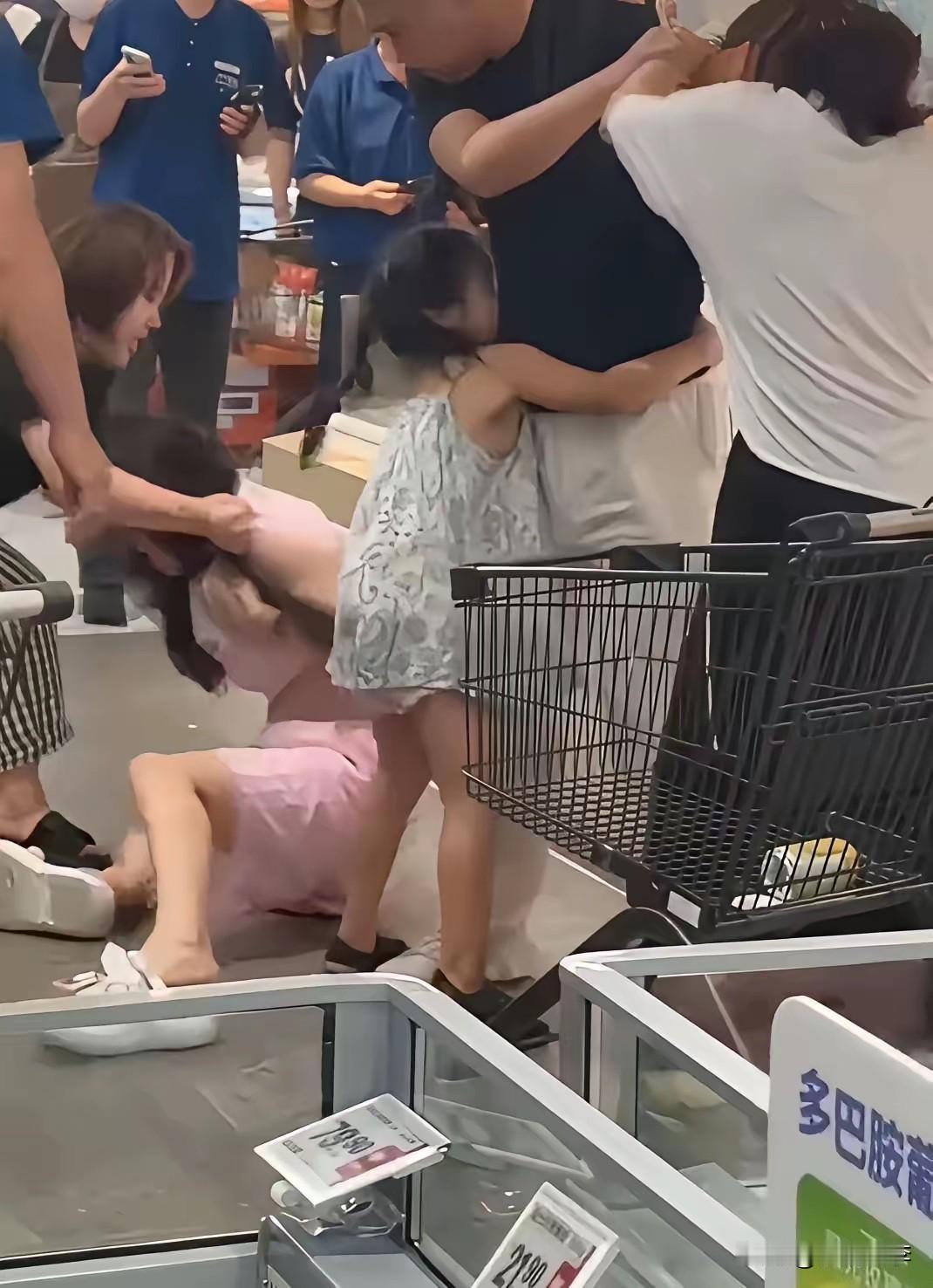 苏州盒马鲜生这事儿，很多人说，打错人了，应该打那个出 轨的男人才对。

道理是对