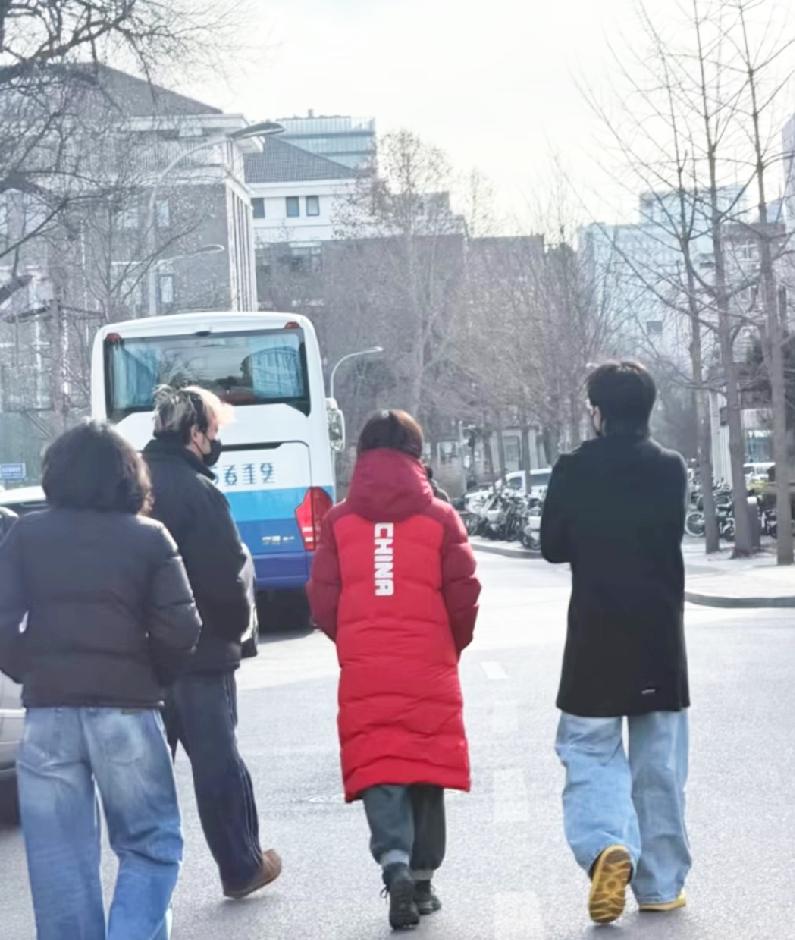 任女士陪着儿子现身北大，
多么幸福的时刻，
没有比赛的日子，
身边有妈妈和好友陪