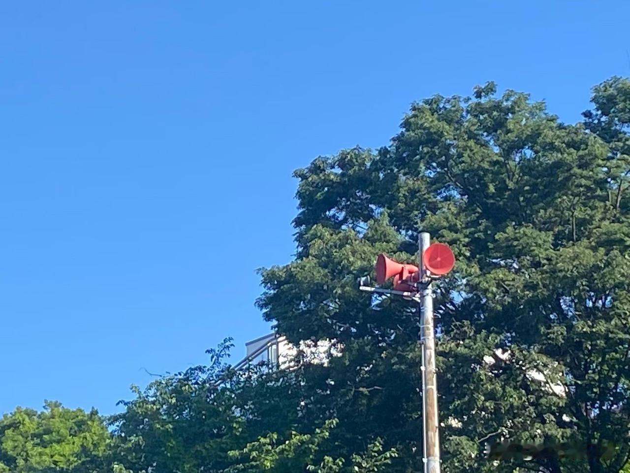 走过路过多次
一直不曾注意到头上
还有一个红色大喇叭

想起日本昭和名曲
上を向