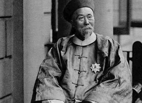 在曾国藩众多门生里，李鸿章表现得并不突出。他打仗时贪生怕死，一触即溃；在军营里以
