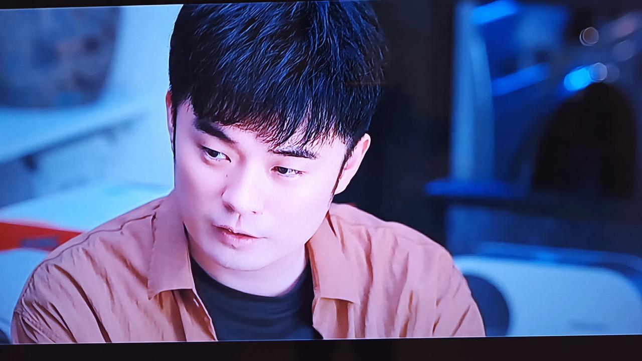 《好团圆》里的邓海洋，妥妥的一个社会二流子，烂泥巴扶不上墙！我都想钻进电视机里烀