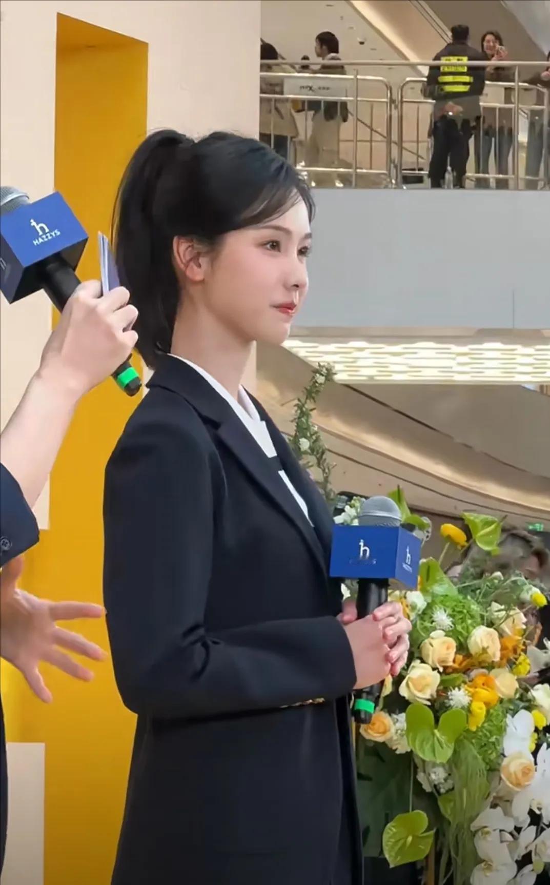 温州滨江万象城偶遇陈都灵，她长得真的太清纯了吧，妥妥的女大学生呀，扎高马尾好有灵