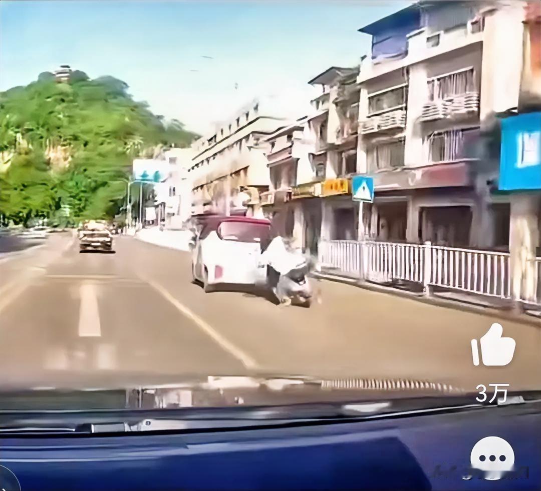 别人长什么样关他屁事。某后车行车记录仪记录下惊险的一幕，一辆白色小车加速到一辆电