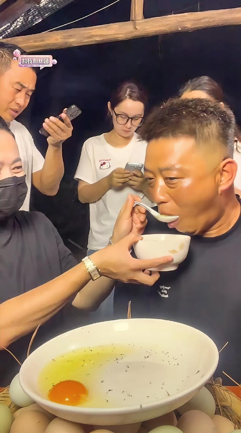 白兄弟和小贺到江西了，与黄不了同框，直播卖鸡蛋。
贺探长带着白兄弟和小贺回陕北，