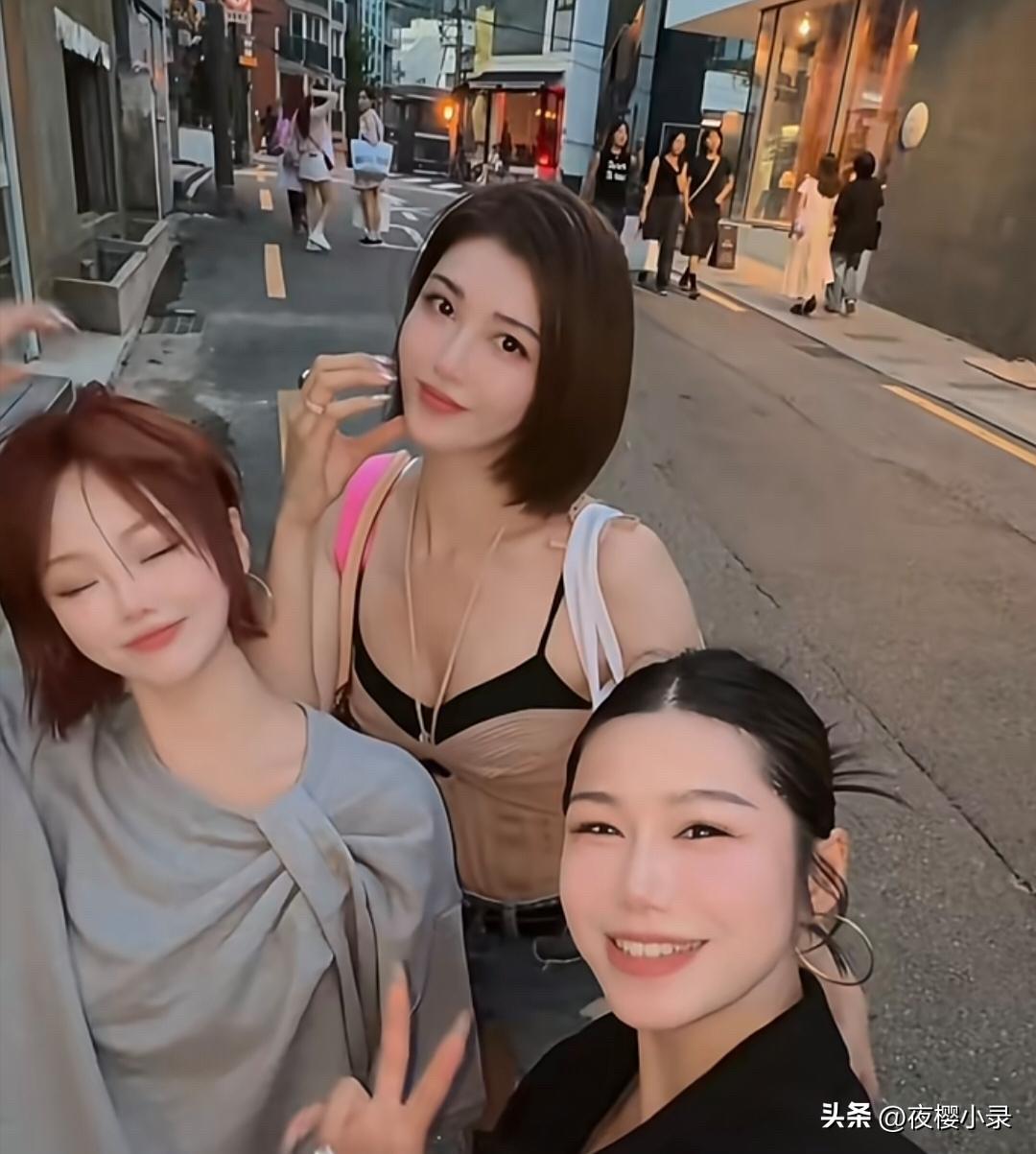 42岁李彩桦在韩国首尔购物，她的外表好年轻，一头短发又美又飒，身材太好了，真的好