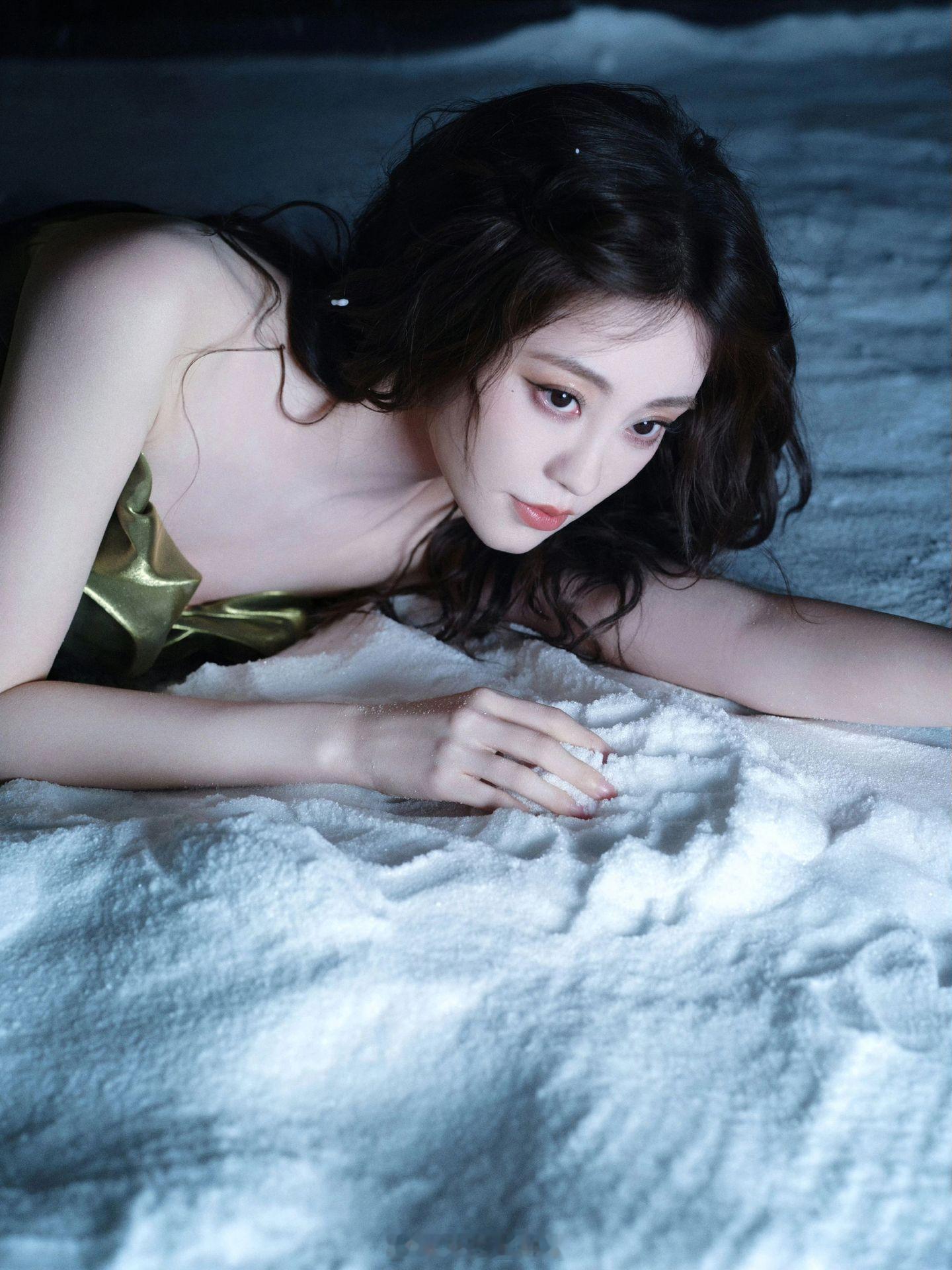 祝绪丹 八音盒里的冰雪精灵这身造型配上她清冷的气质，简直就是八音盒本盒！已经设成