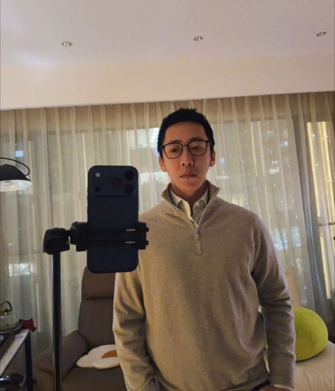 留几手发文暗讽被全网炮轰千万大V留几手作死式蹭热度！借张雪峰猝死抖机灵，回怼网友