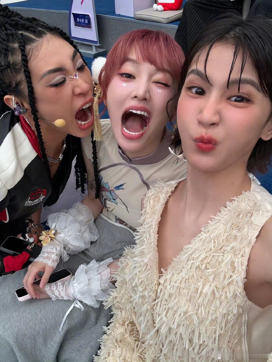 曾沛慈真的太宠了曾沛慈晒照黄灿灿含量极高曾沛慈12张照片11张有黄灿灿