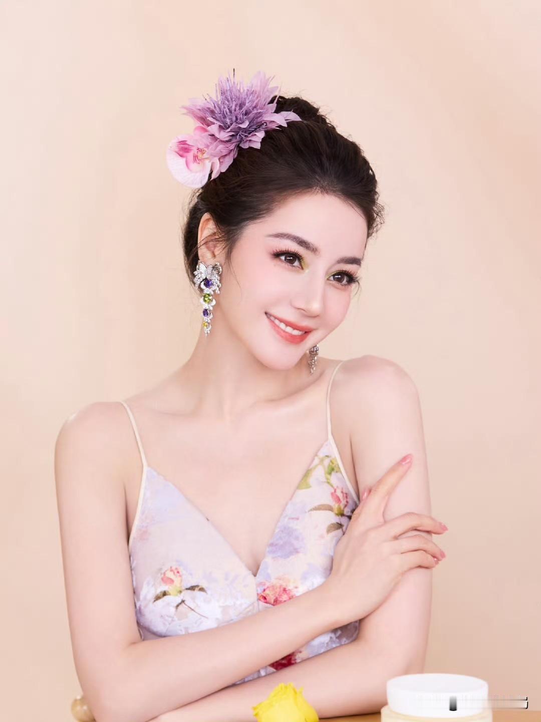 这位造型师
我求你了
你能不能不要这样对迪丽热巴啊！

赶紧把热巴头上那朵花摘了