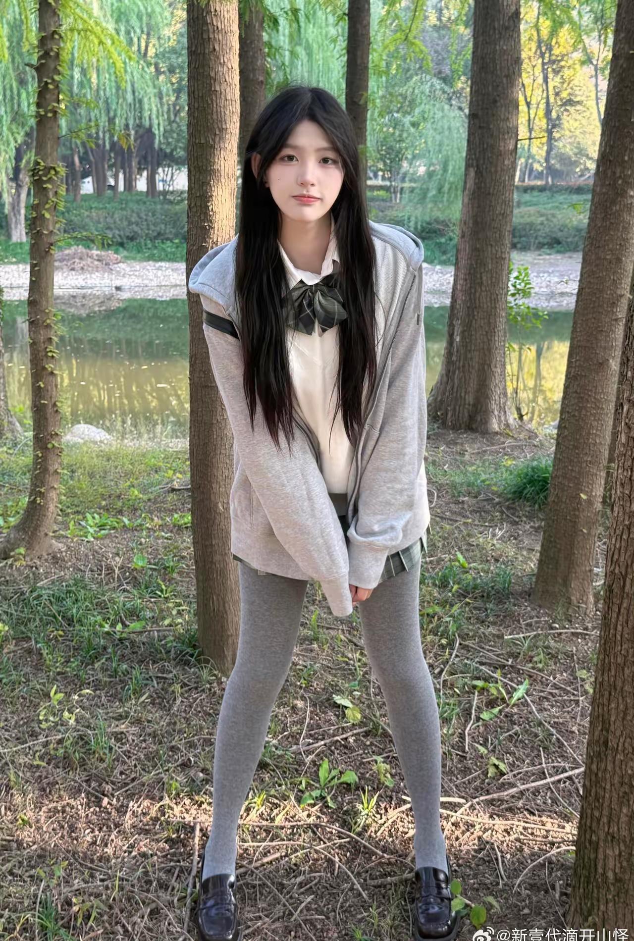 一个女孩在公园里摆姿势拍照。