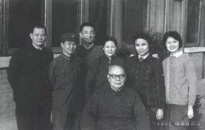 叶剑英与家人合影，后排从左至右：叶选平、叶选宁、邹家华、叶楚梅、吴小兰、叶向真