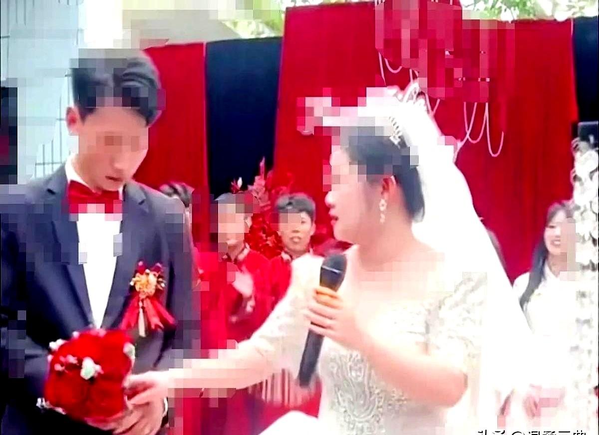 婚礼现场新娘一开口讲话新郎懵了观众懵了伴郎伴娘都懵了
新娘在婚礼现场不慌不忙地拿