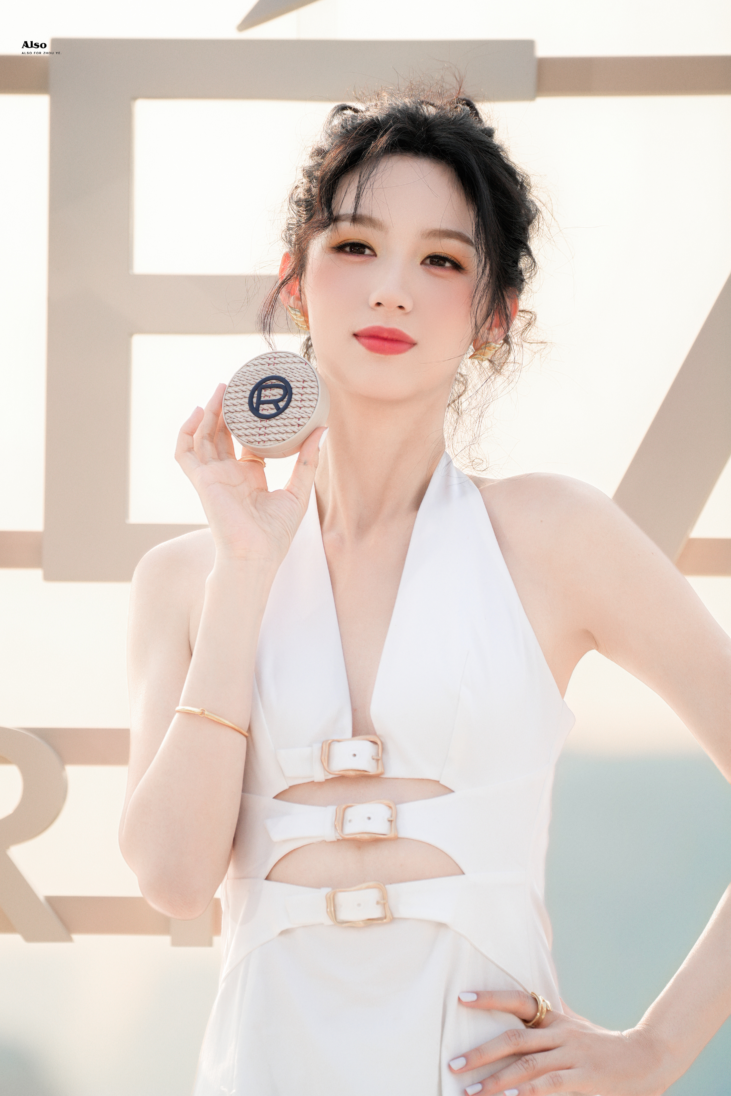 周也郑恺跳出千禧感周也  在复制粘贴的时代，你是手写的诗