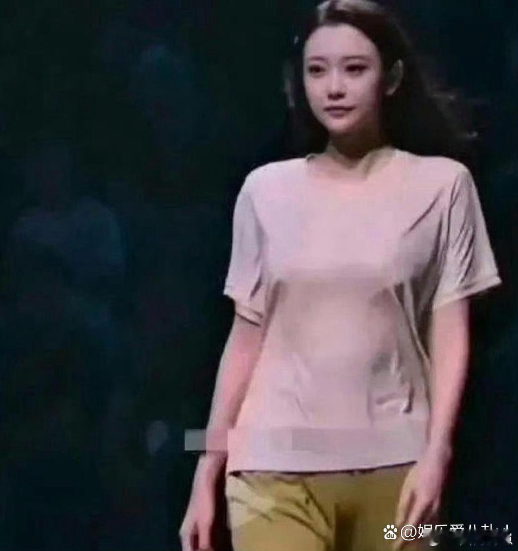 谁能想到早年的郝蕾，眉眼干净满眼青涩，满满清纯少女感 