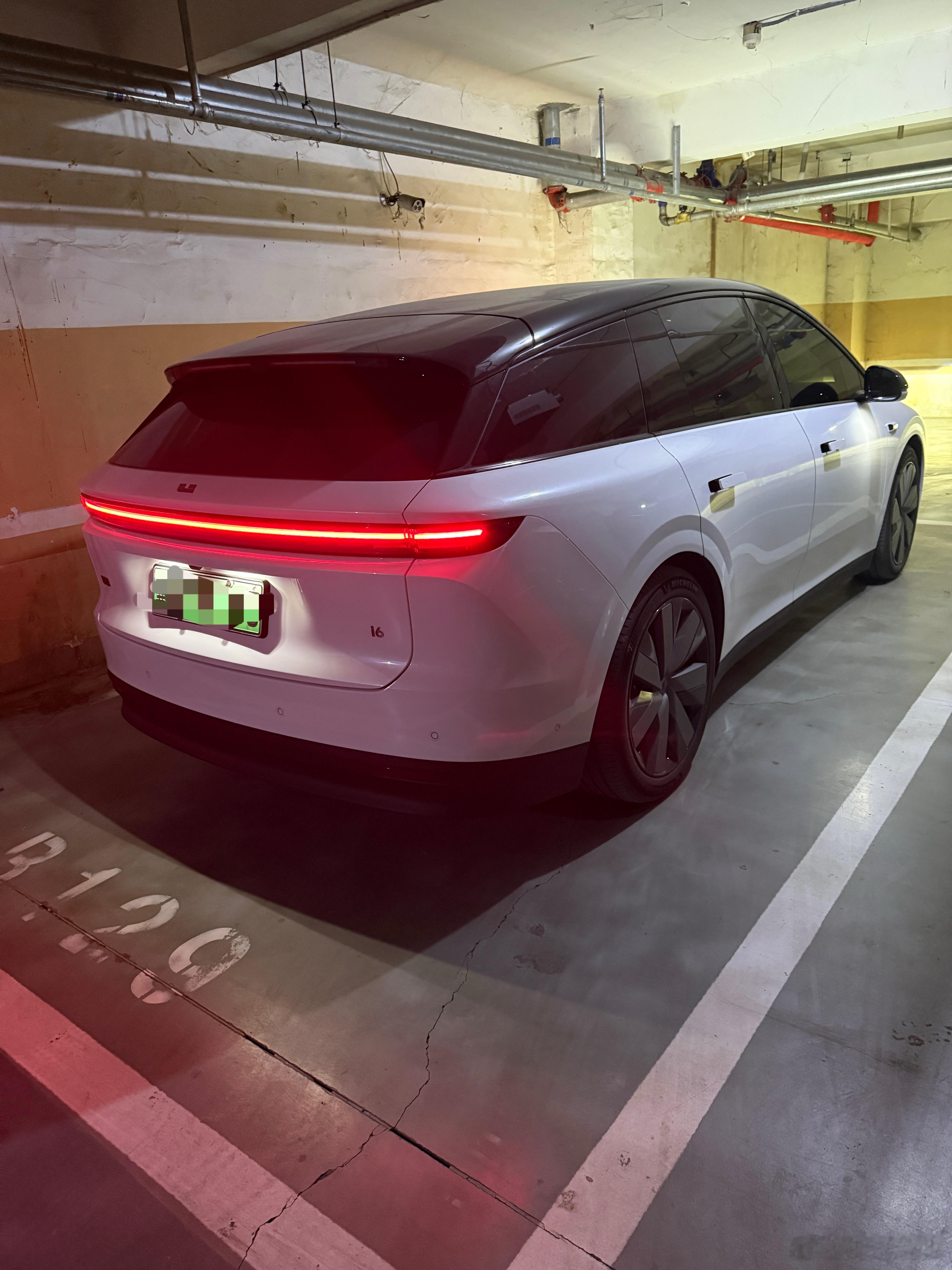 这个靠墙边的车位，永远识别不出来！APA也不行，每次到这儿，要么是猛的刹停，要么