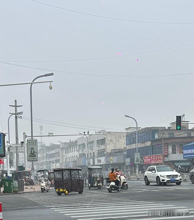 女儿说今天起雾了，我说对呀，朦朦胧胧的。说完我愣了一下，又想起这样一个人。他纯真