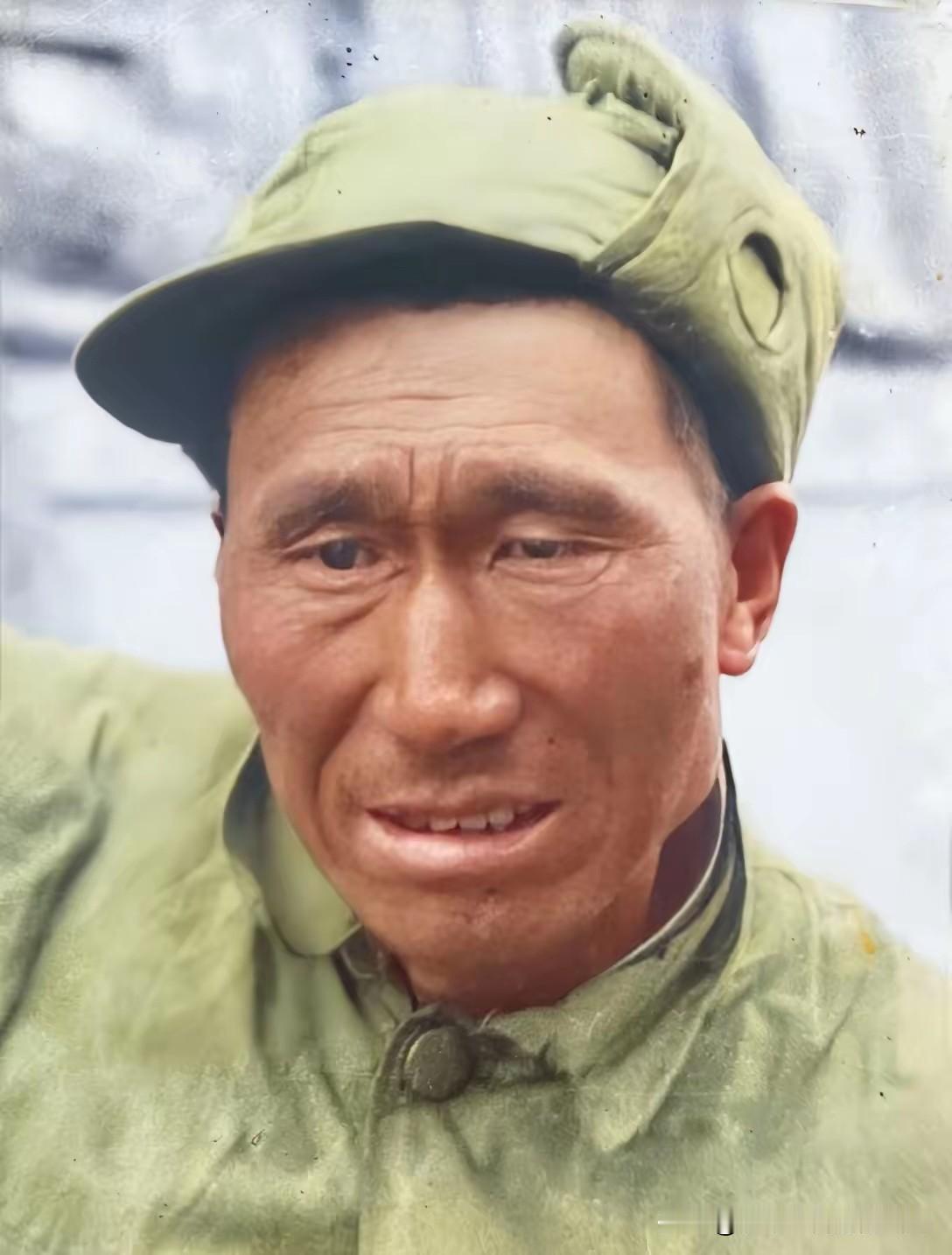 1948年，新保安战役中，师长常效伟被俘后，一张罕见的留影，照片中的他看起来神情