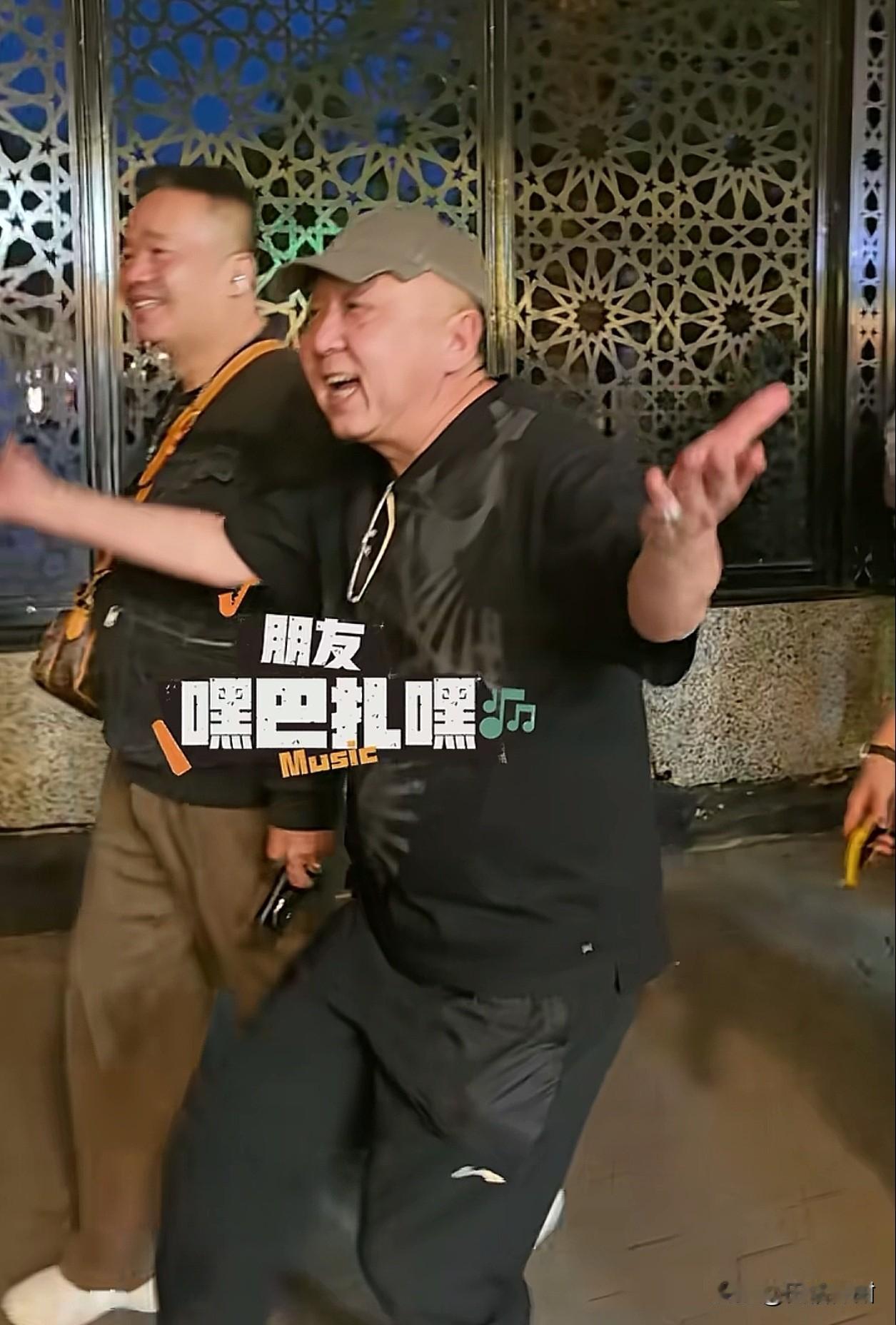 郭德纲、于谦在埃及逛夜市，搞笑对话。

看到做饼的，郭德纲指着小摊位说:“这是摊
