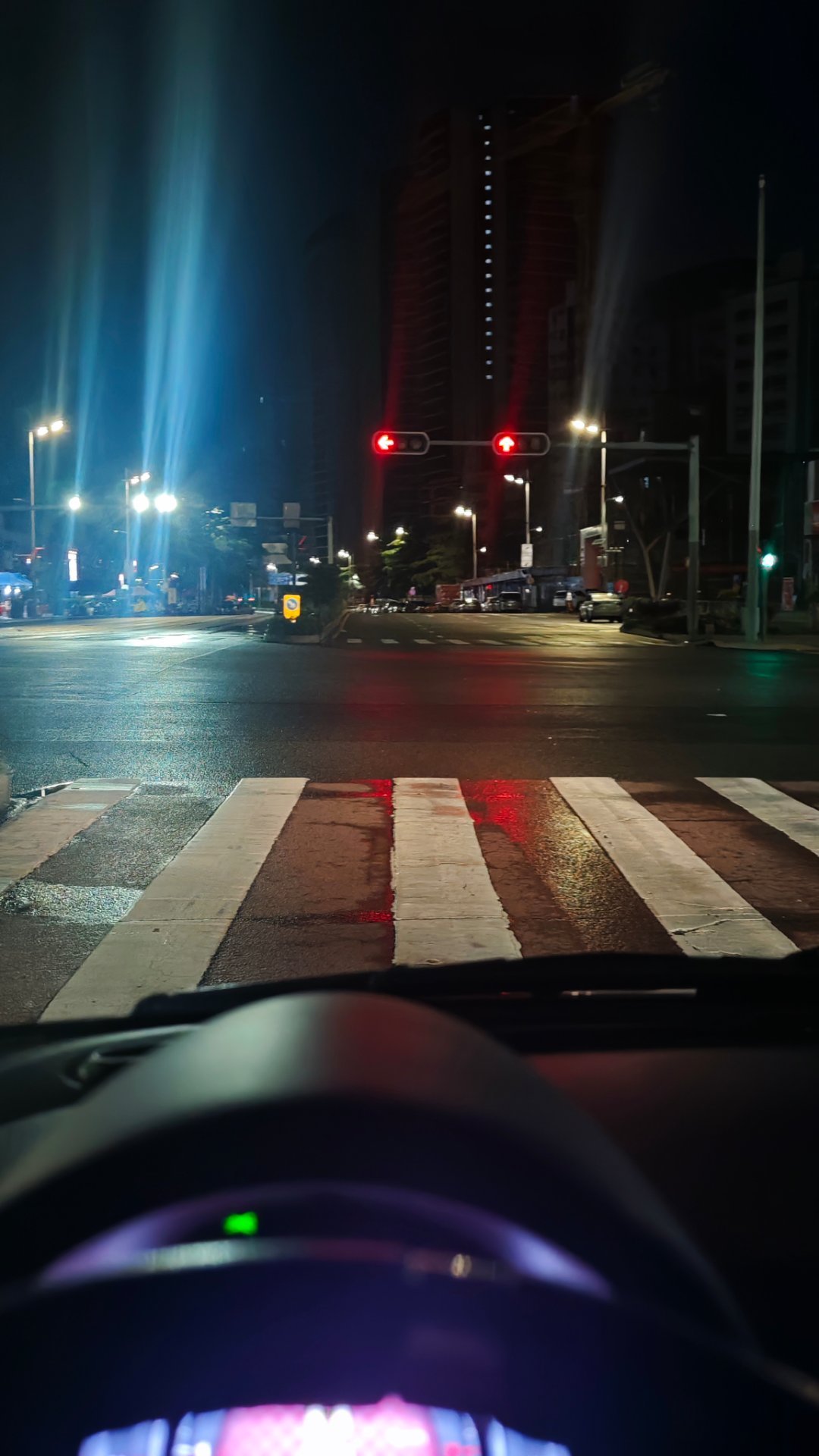 早啊朋友们~凌晨5点的深圳，最忙碌的地方，在机场~竟然有点小拥挤~[哈哈][哈哈