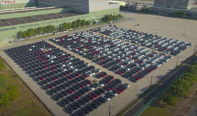 看起来真壮观，上千辆新款特斯拉 Model 3，准备从上海南港码头准备发往欧洲。