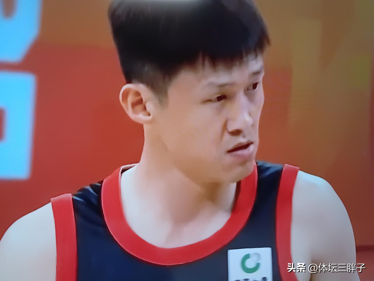 杜峰咆哮着冲着裁判，目的只有一个，就是愤怒裁判没有给周鹏技术犯规，这个时刻，杜峰