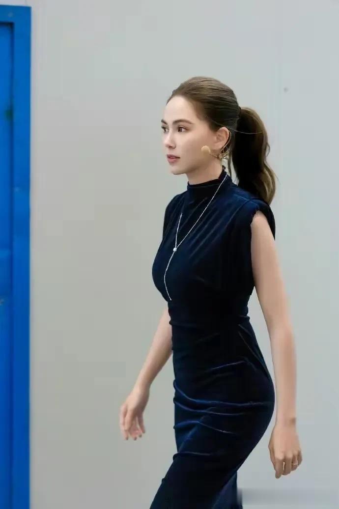 周杰伦的老婆！厉害了！

周杰伦的老婆昆凌之前是一个模特，肤白貌美！身材很好！
