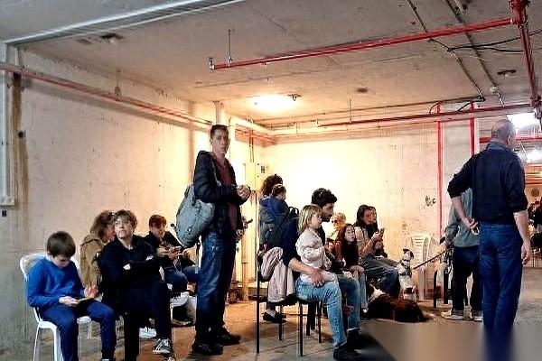 以色列大街上的防空洞，突然全开了。
欧洲的美军战机正乌泱乌泱地往以色列的基地里扎