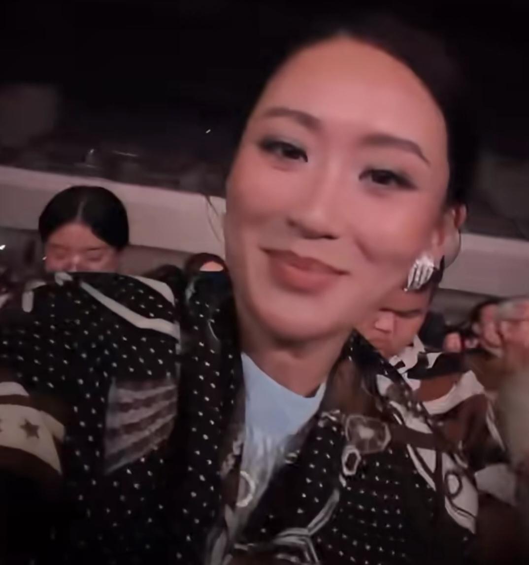 三小姐佩通坦心情可真好啊！3月14日，她和姐姐萍通塔还有姐夫以及朋友一起看音乐会