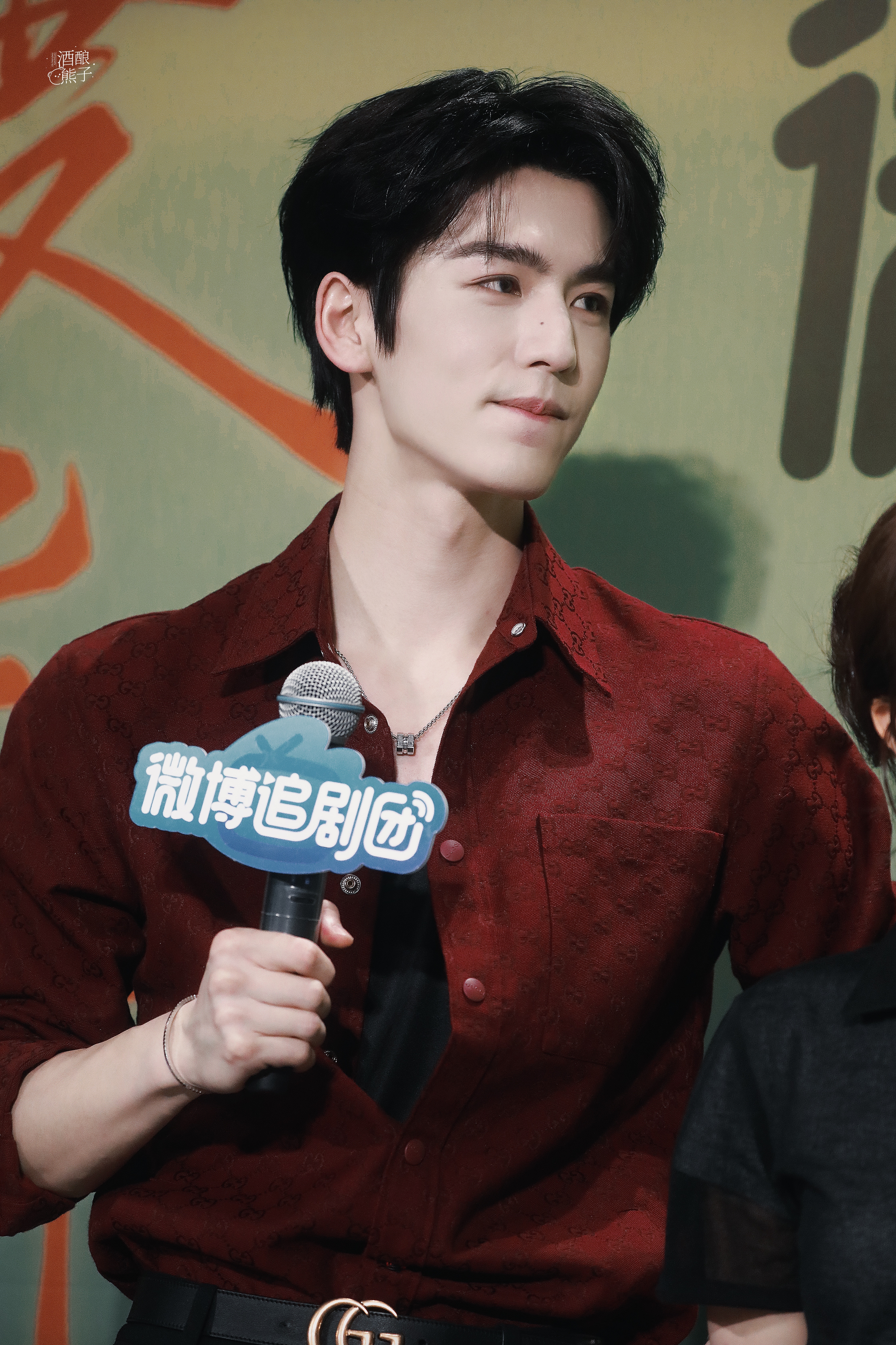 红色真的很衬你新的一年继续大红大紫吧张凌赫 