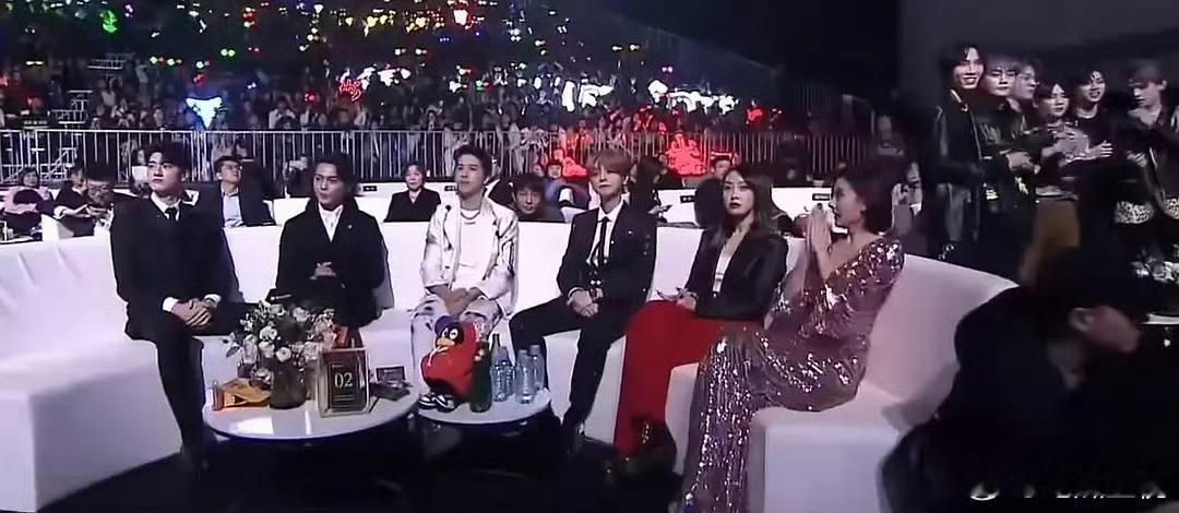 原来鹿晗19年参加活动就已经不在主桌上了…..没有其他的意思，但是事实就是17年