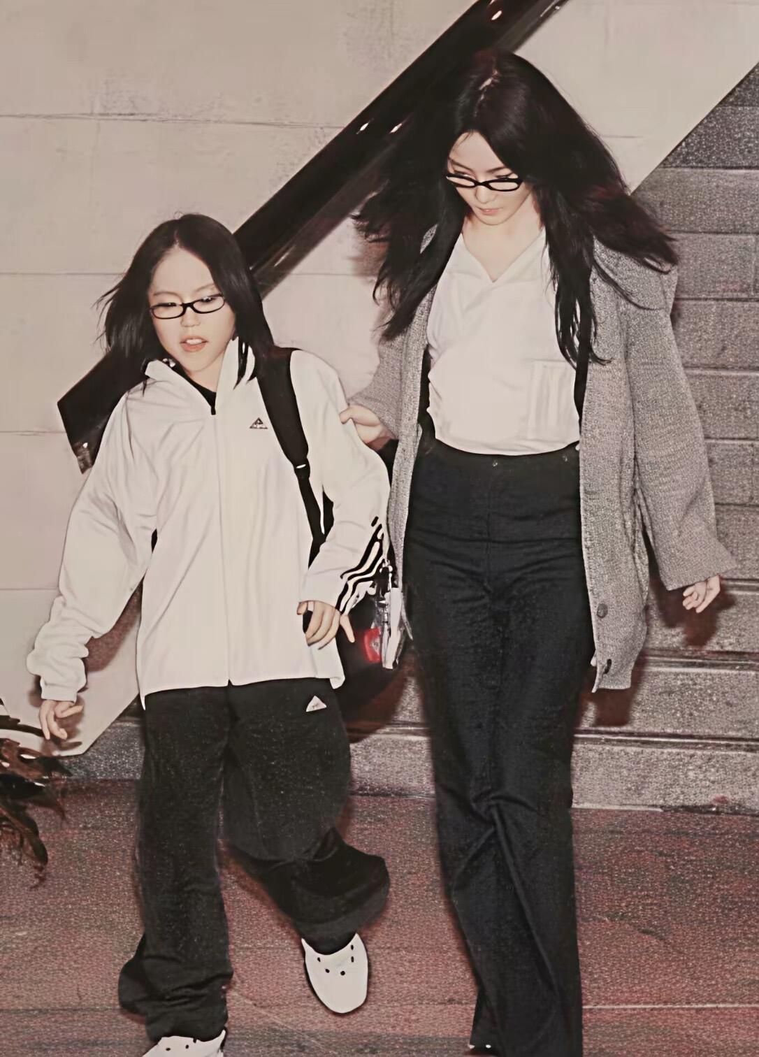 早期，王菲带着窦靖童外出，一头披肩长发好美约2008年，香港，王菲带着11岁的窦