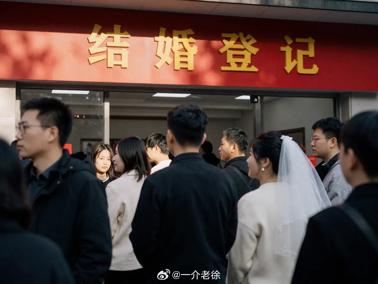 银行能办结婚证了 并非银行发证，银行仅提供场地，办证主体仍是民政。政务服务延伸便