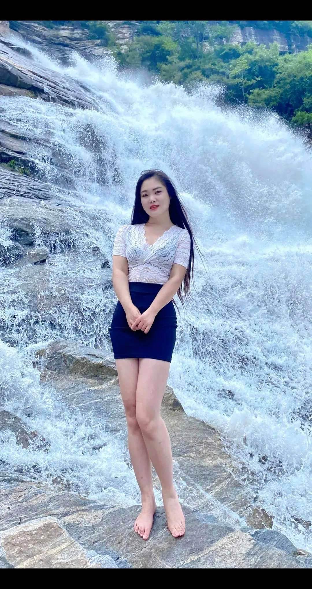 瀑布氛围感拍照 穿搭与风景的适配度 户外瀑布