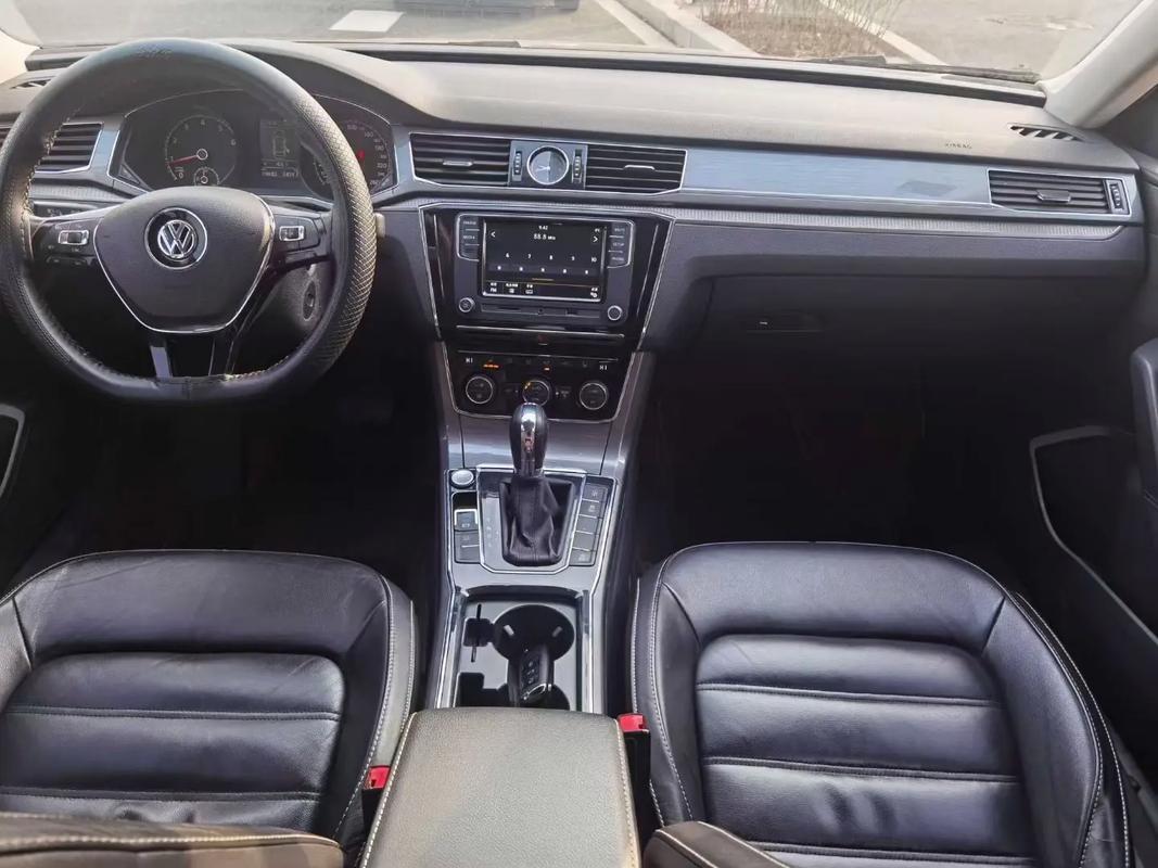 最近想选个家用兼商务的轿车，就去高端租车行租了辆帕萨特试开。说实话，高端租车是真