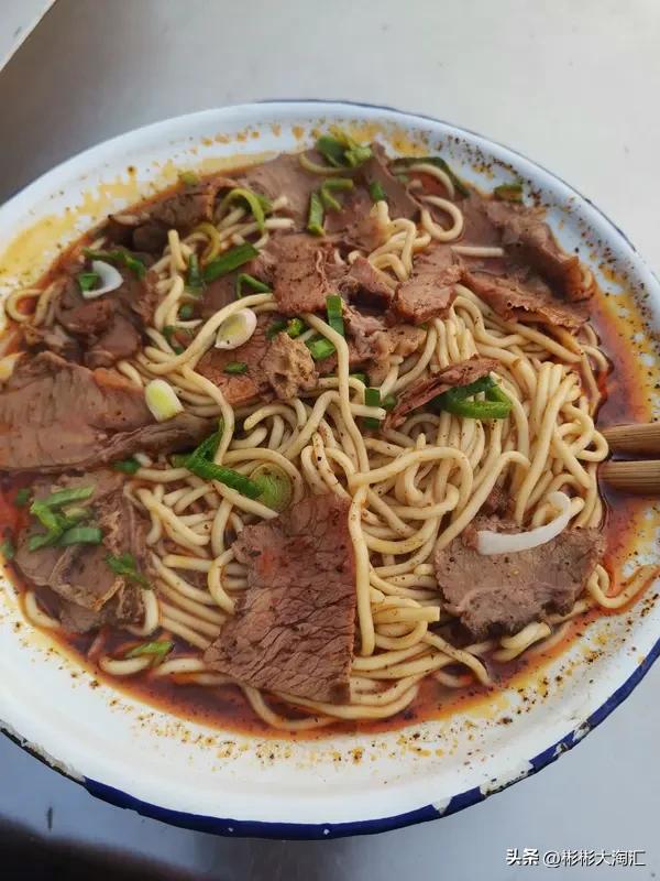 襄阳美食太让人难忘啦！首推襄阳牛肉面，起源于清朝康熙年间。牛骨与牛油熬成红汤，加