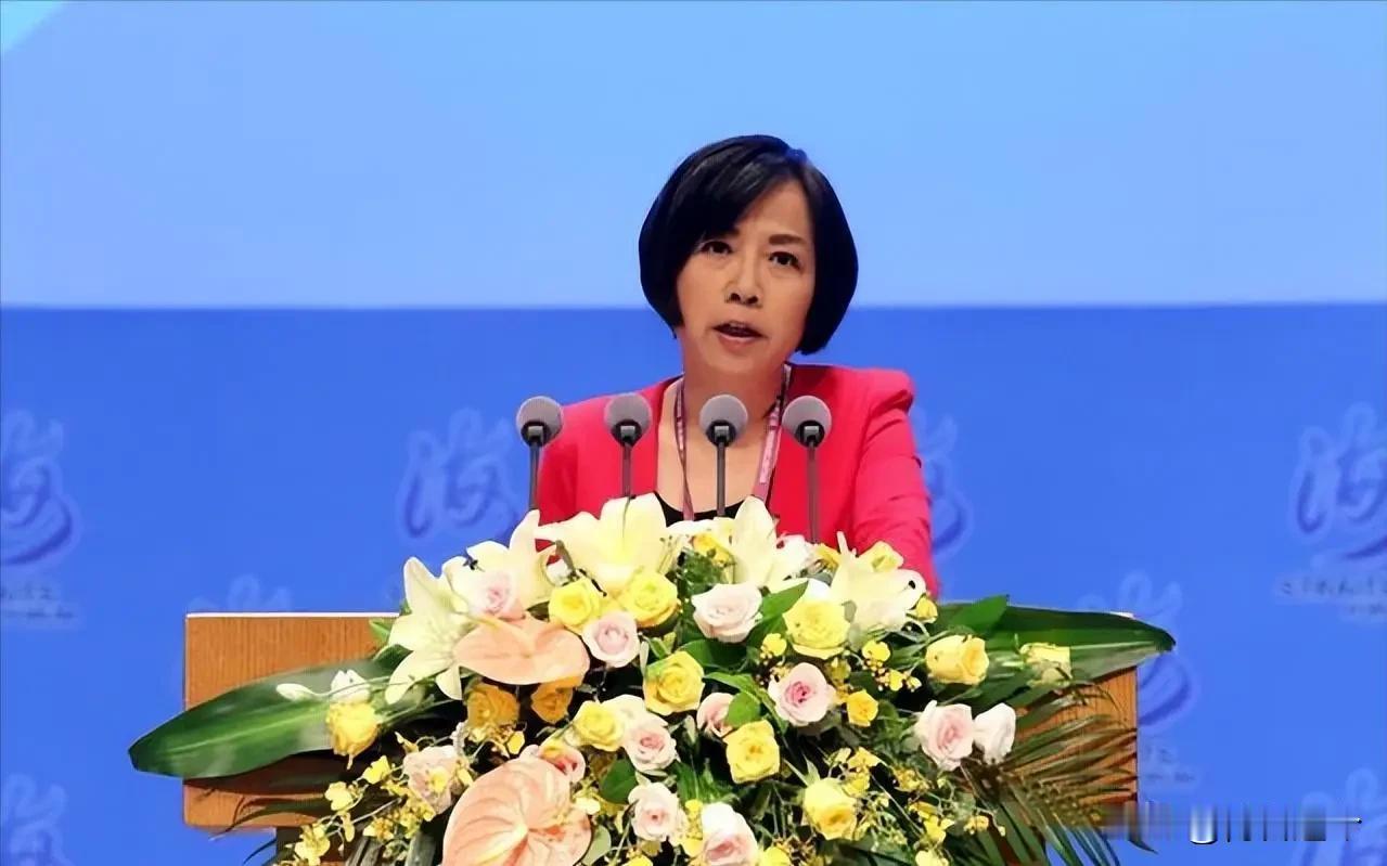 黃智賢終於挺不住了，
她公開表明了態度，
她說人生框架既不反獨，也不促統，
意思