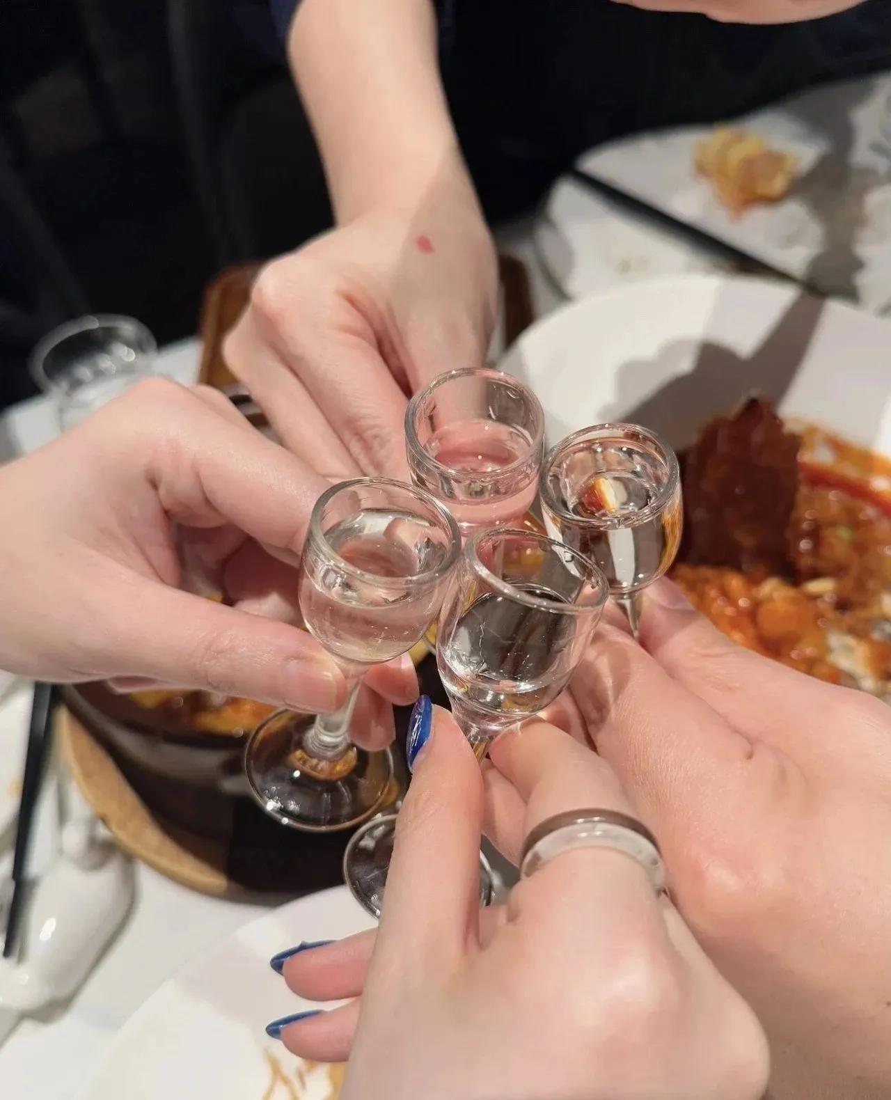 美酒敬给大丈夫、真英雄、真正能够给社会和人民带来福祉的人！
祝这样的真劳动者五一