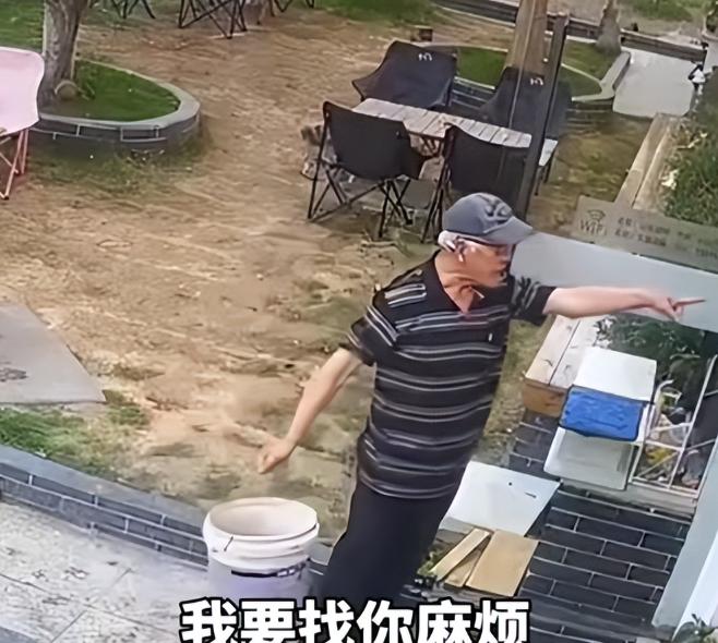 5月1日报道，浙江义乌一名老年男子手提空水桶，未经允许自行到街边咖啡店外接取店内