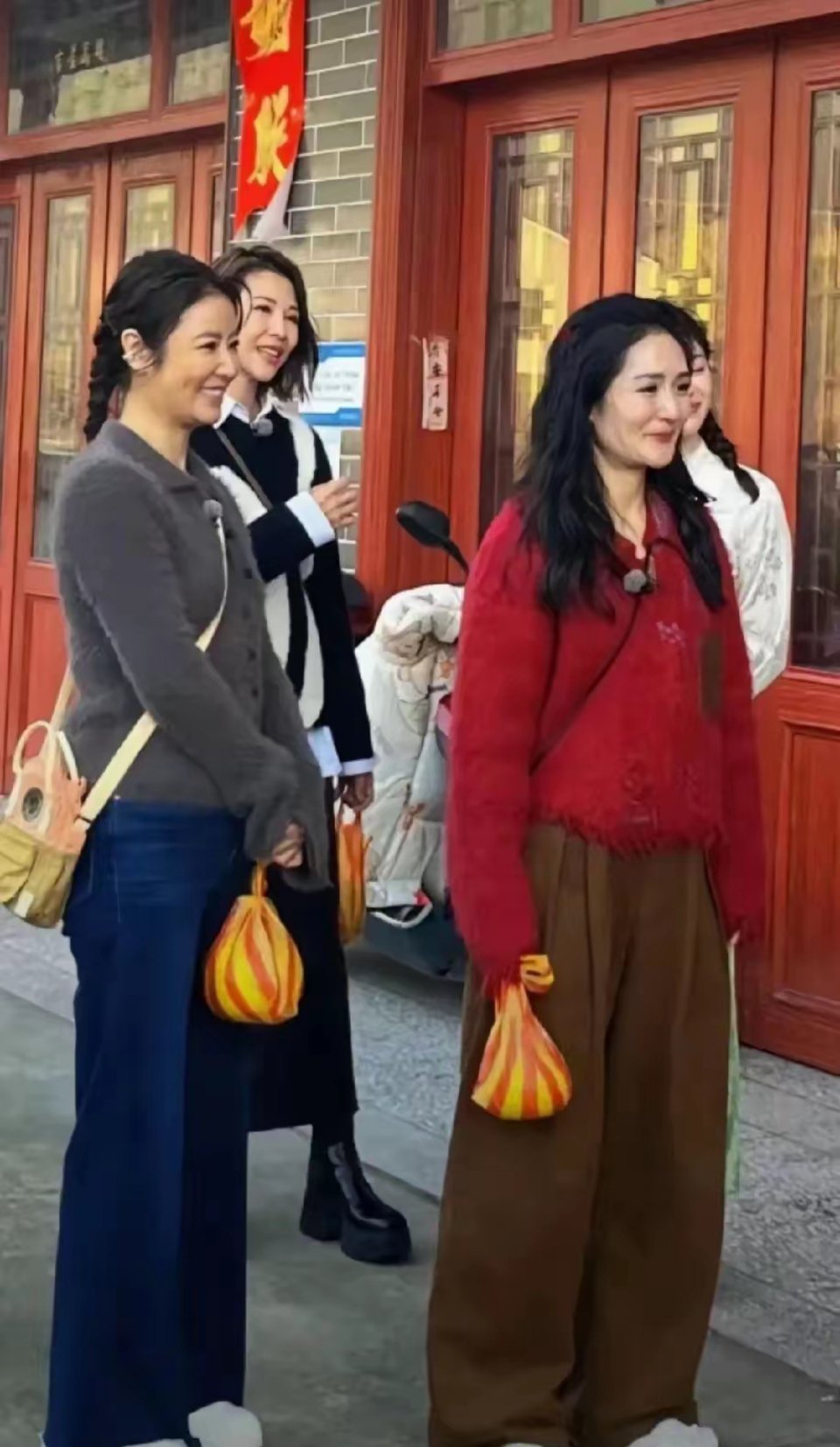 这才是林心如和谢娜的真实容貌太一般了，满脸褶子，皮肤松弛，整个人很油腻大妈感十足