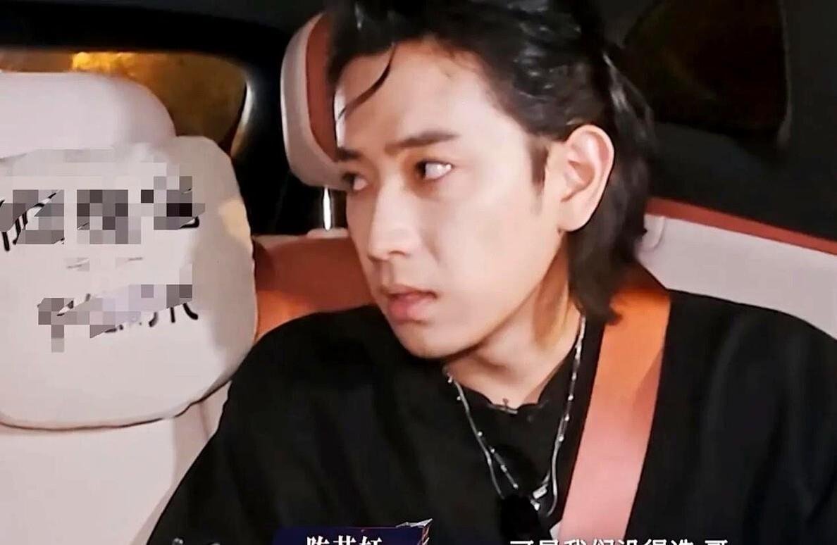 《披荆斩棘》后台陈若轩快哭了求欢子拉一把，欢子冷回一句“我看到你很想坚持”，队友
